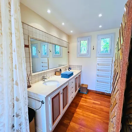 Вилла Villa-cypres-la-polynesie-giens